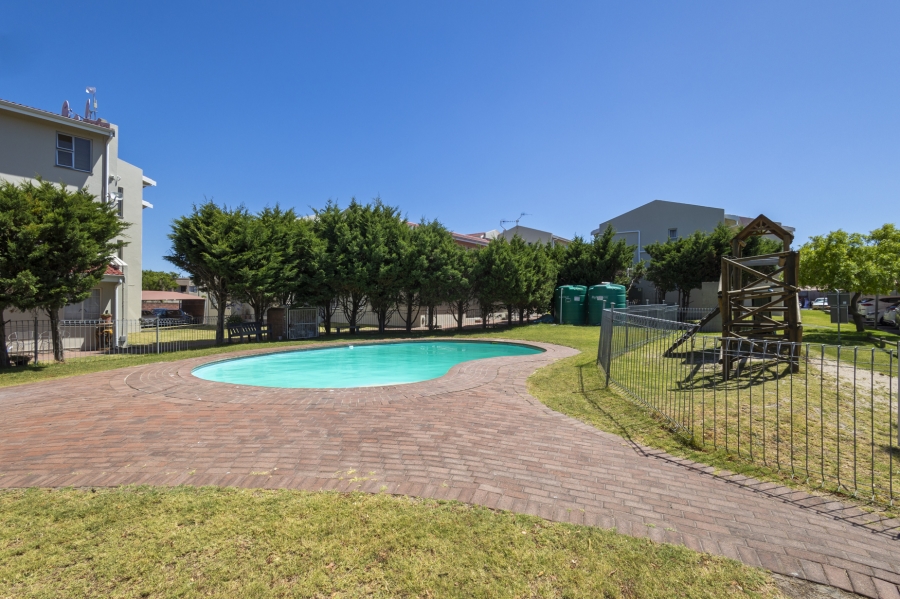 1 Bedroom Property for Sale in Oakglen Western Cape